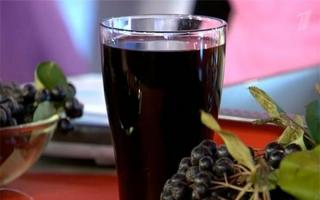 A simple recipe for chokeberry syrup for the winter