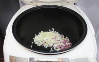 Come cucinare il “Tacchino in umido con prugne secche in una pentola a cottura lenta” Stufato in padella