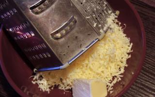 Rakott rizzsel, sajttal és kolbásszal Hogyan készítsünk rizs rakott sonkát és sajtot, lépésről lépésre recept fotókkal