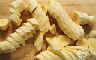 Як зробити карамелізовані банани?