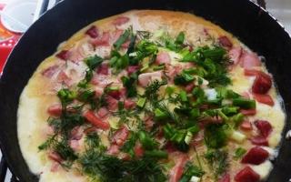 Qovurilgan idishda kolbasa va pishloqli omlet retsepti Kolbasa va pishloqli omletni qanday tayyorlash mumkin