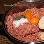Daging babi gulung dengan bacon di dalam oven dengan isian: resep sederhana dan “lezat”.