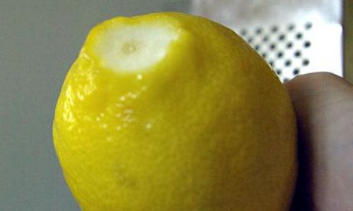 Puoi mangiare la scorza di limone?
