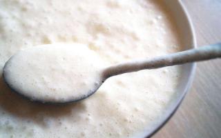 슬로우 쿠커에 코티지 치즈를 넣거나 집에서 맛있는 유제품을 만드는 방법