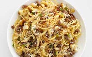 Marinblå pasta med stuvat kött - en ekonomisk version av det klassiska receptet