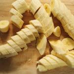 Kaip pasigaminti karamelizuotus bananus?