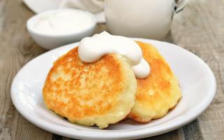 Cottage cheese pancakes in a frying pan - classic recipes for fluffy cheesecakes Cooking tender cheesecakes
