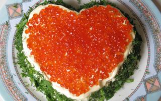 Salad kerajaan dengan udang dan kaviar merah