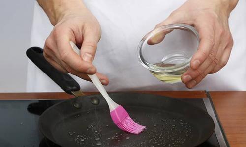 Як правильно прожарити чавунну сковороду перед застосуванням