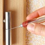 Чем смазать дверь, чтобы не скрипела: особенности смазки дверных петель