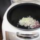 Kako kuhati „Puretinu pirjanu sa suhim šljivama u sporom štednjaku” Pirjanu u tavi