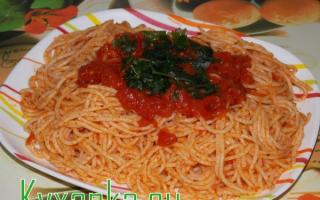 Tomat pastasi bilan spagetti: pishirish oson