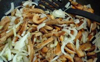 Jak marynować białe grzyby mleczne, aby były chrupiące i aromatyczne: przepisy kulinarne